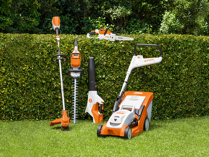 STIHL AK range in front of hedge with FSA 60 R, HSA 60, BGA 60, MSA 70, RMA 339 C